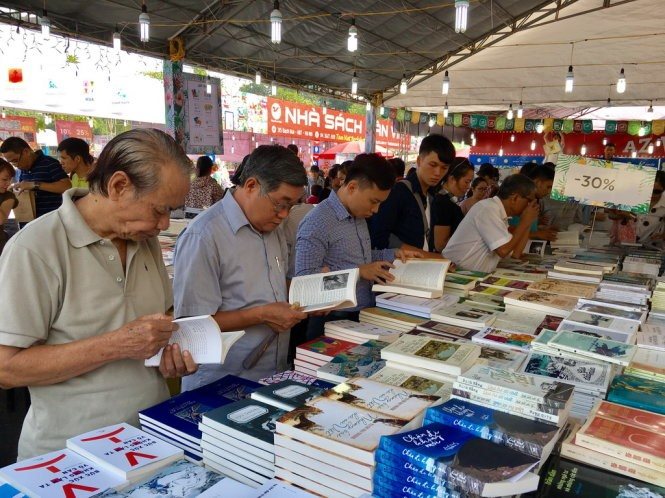 “Hội sách Hà Nội 2016” có sự góp mặt của 170 gian hàng, đến từ 46 nhà xuất bản, công ty sách trong nước và 20 thương hiệu xuất bản nước ngoài. Ảnh: Báo Tuổi trẻ